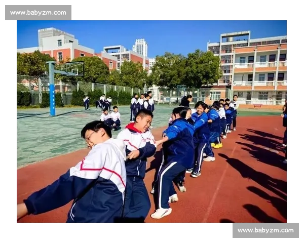 拔河比赛激烈进行，双方队员奋力拼搏，绳索拉紧的瞬间充满紧张与决战气氛